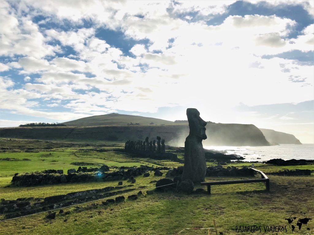 Moai Viajero. Detrás, Ahu Tongariki sin gluten free isla de pascua chile viaje
