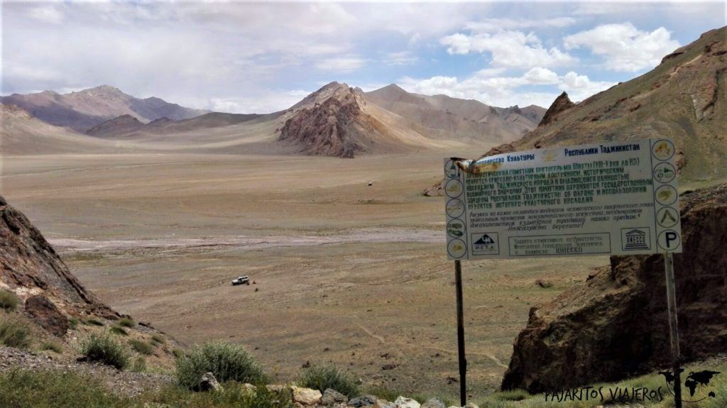 Pinturas rupestres ruta pamir tayikistan viaje gluten